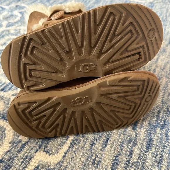 UGG Bailey button chestnut brown girls 13 - Picture 9 of 11